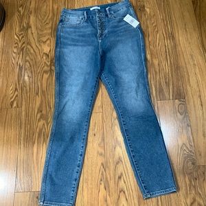 Good American GOOD CURVE SKINNY CROP EXPOSED BUTTON